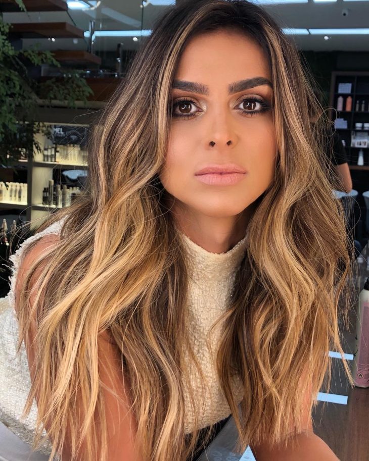 morena com luzes no cabelo