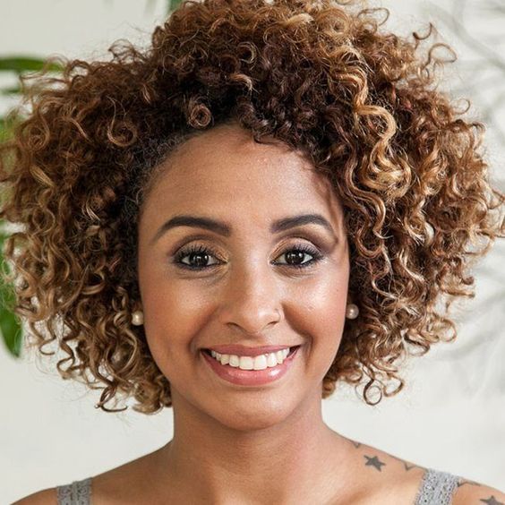Rotina de Cuidados para Cabelos Curtos Morenos e Iluminados