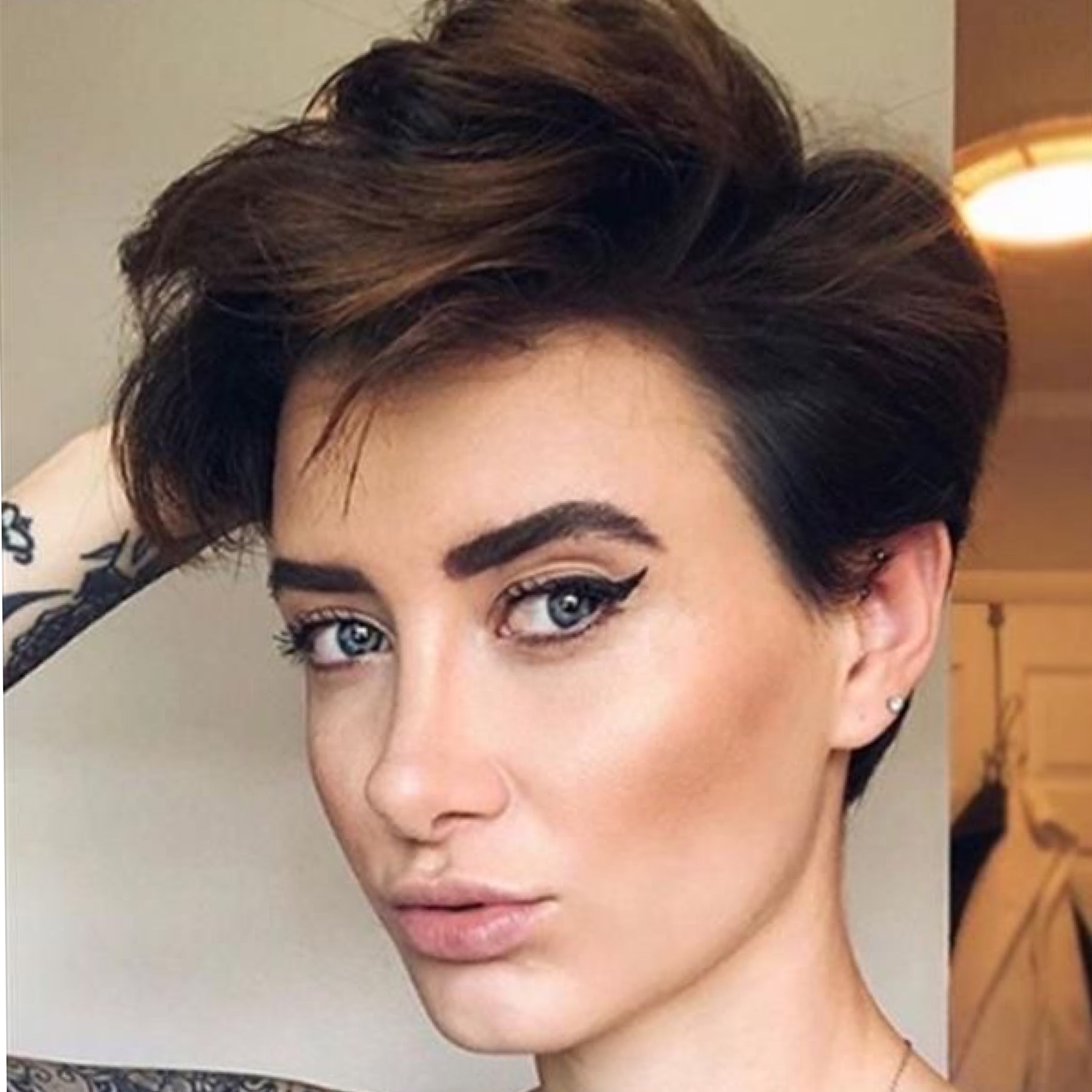 Rotina de Cuidados para Cabelos Curtos Morenos e Iluminados