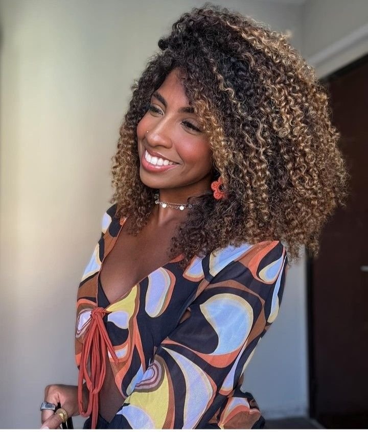 Guia Completo: Morena Iluminada em Cabelos Cacheados