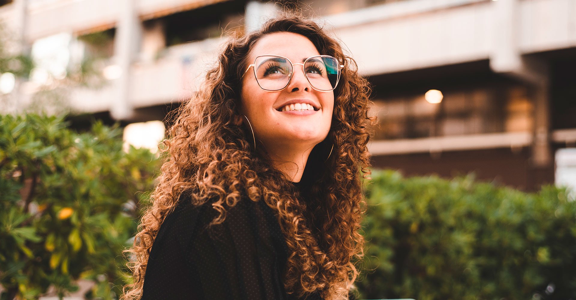 Guia Completo: Morena Iluminada em Cabelos Cacheados