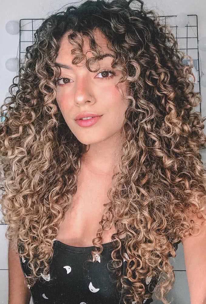 Técnicas de Morena Iluminada para Cabelos Cacheados