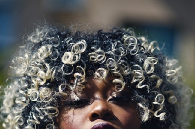 Inspirações de Estilos: Tranças e Extensões Cinzas para Mulheres Negras Modernas