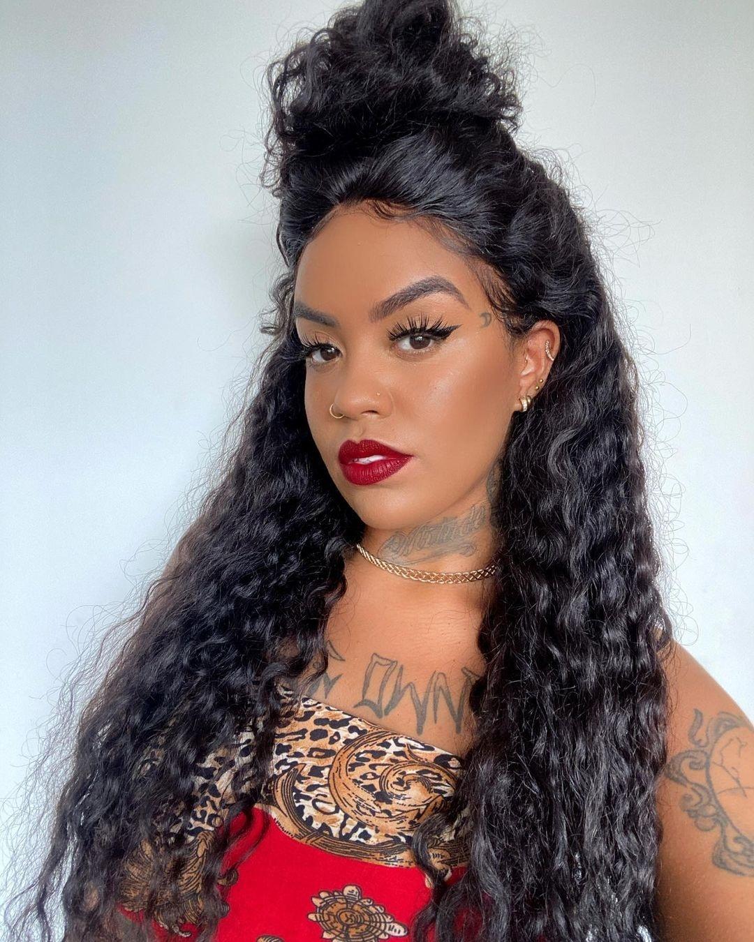 Inspirações e cuidados essenciais para negras com cabelo liso