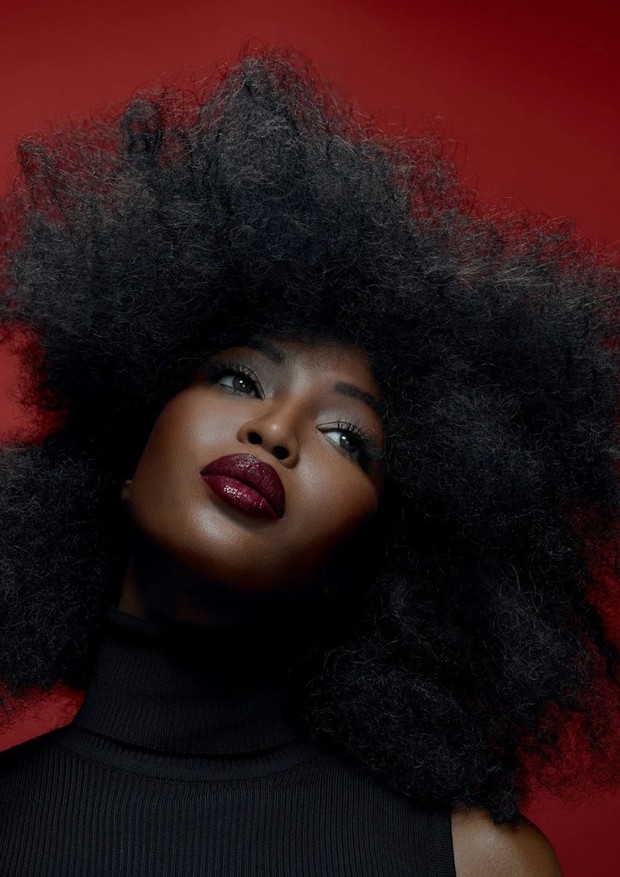 Desvendando o cabelo liso natural em negras: Mitos e realidades