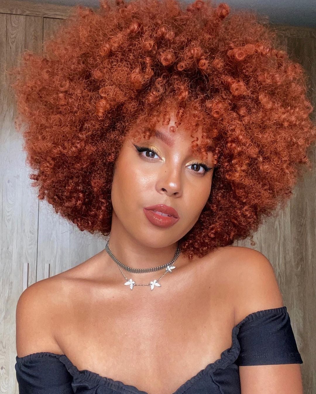 vermelho marsala cabelo negro