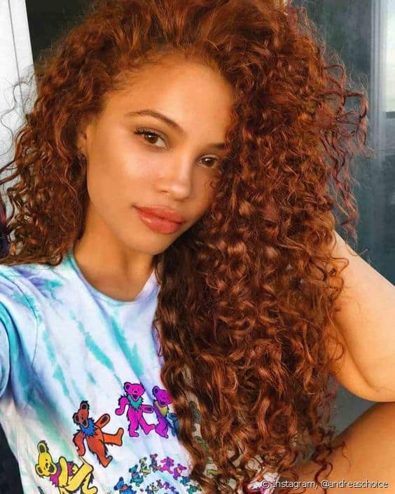 vermelho marsala cabelo negro