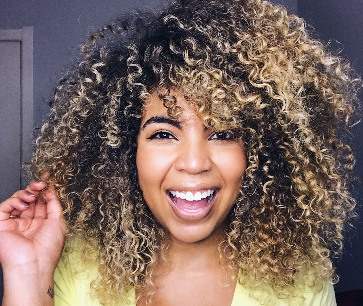 Raiz Esfumada em Cabelos Platinados: Dicas para uma Transição Suave