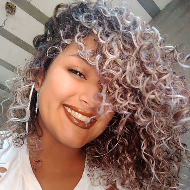 Teste de Mecha: Por Que é Essencial Antes de Platinar Cabelos Crespos