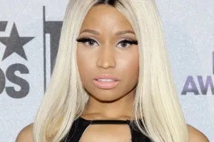 Cabelo Curto Platinado: 7 Estilos Modernos para Mulheres Negras