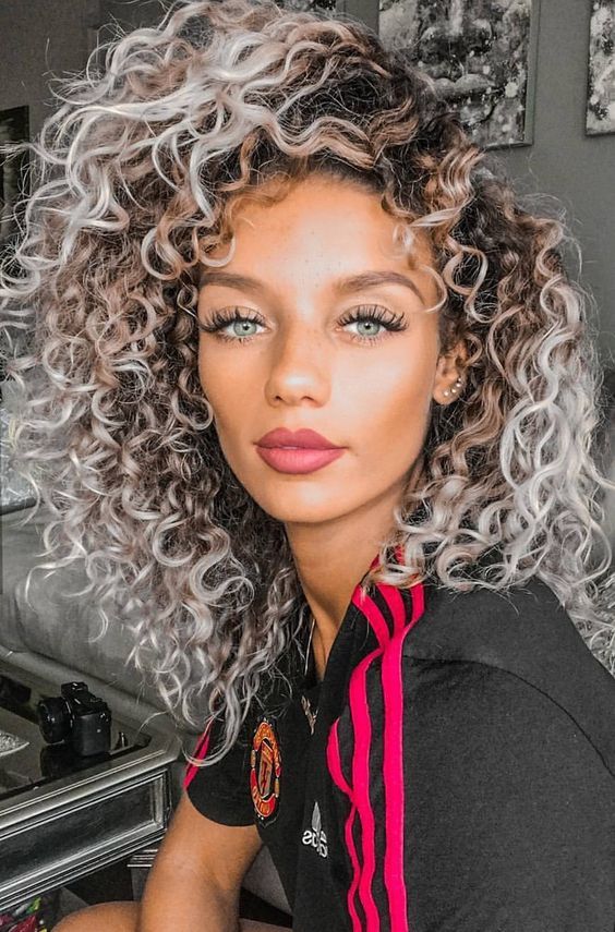 Raiz Esfumada em Cabelos Platinados: Dicas para uma Transição Suave