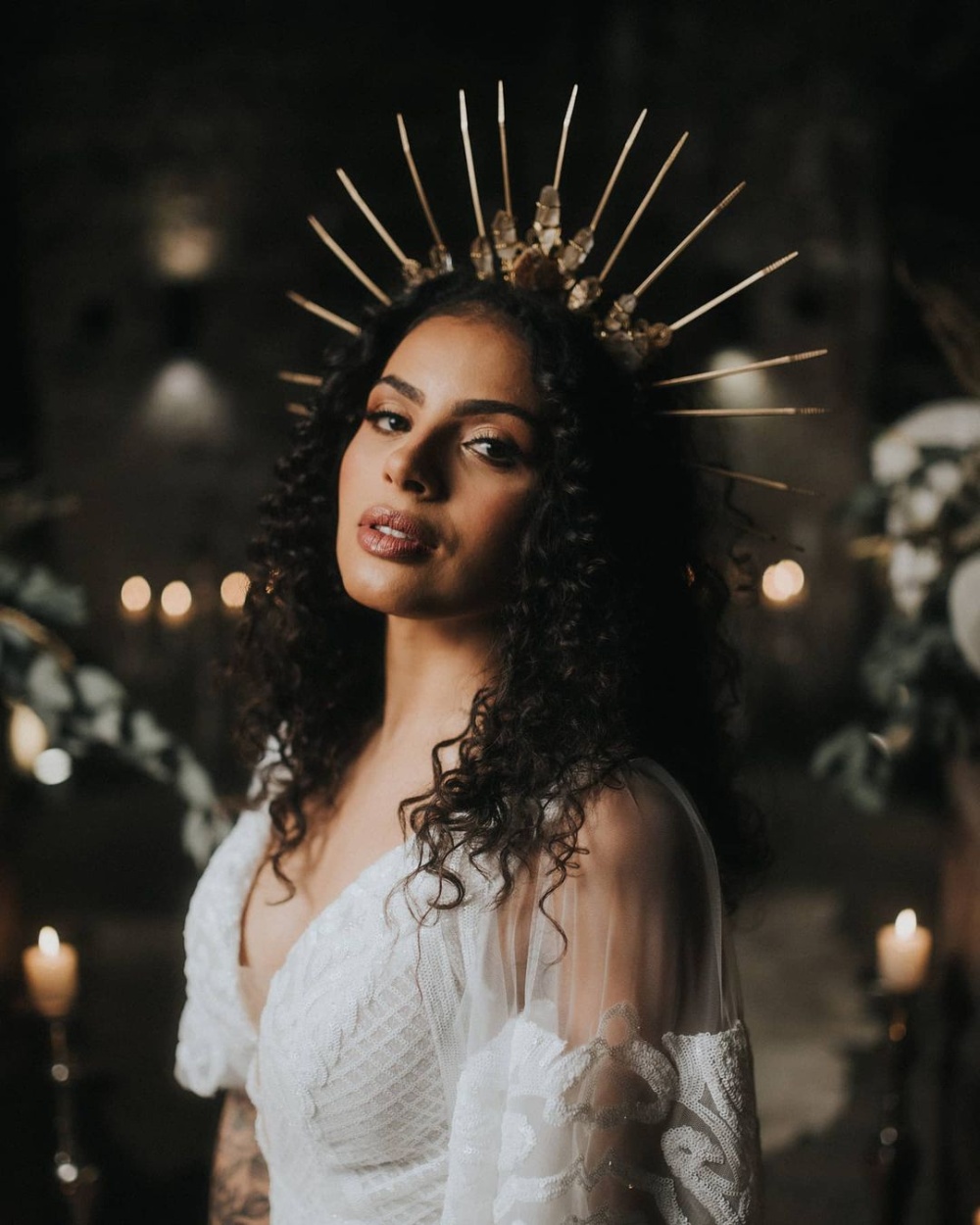 Penteados Semipresos para Noivas Cacheadas: Elegância e Leveza