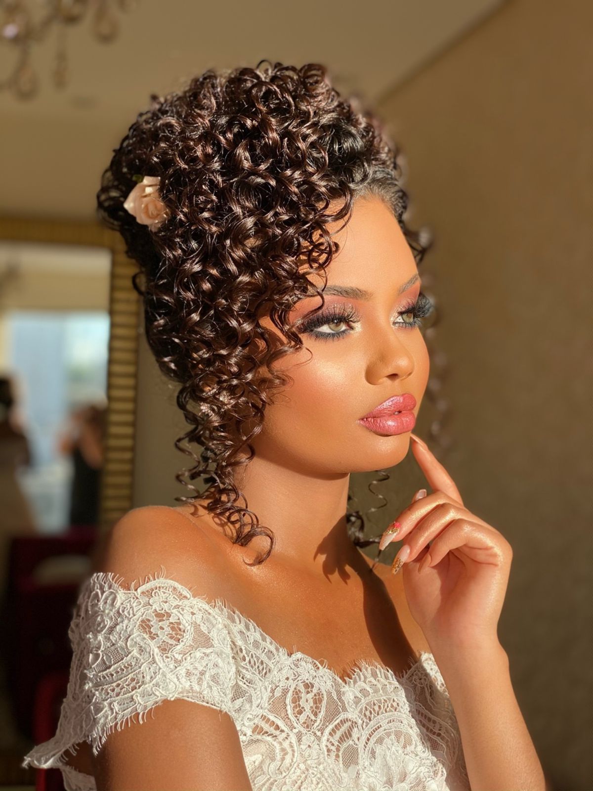 Descubra o Corte em Camadas Ideal para Noivas Cacheadas