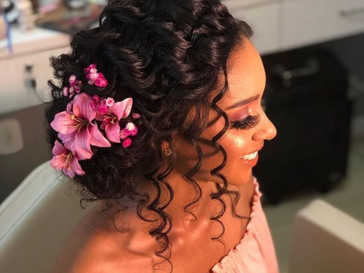 Boho Chic para Noivas Cacheadas: Penteados e Estilo