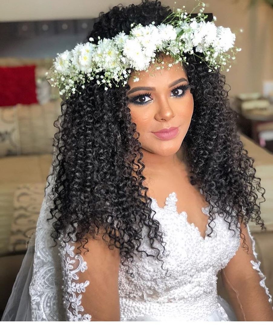 Penteados Semipresos para Noivas Cacheadas: Elegância e Leveza