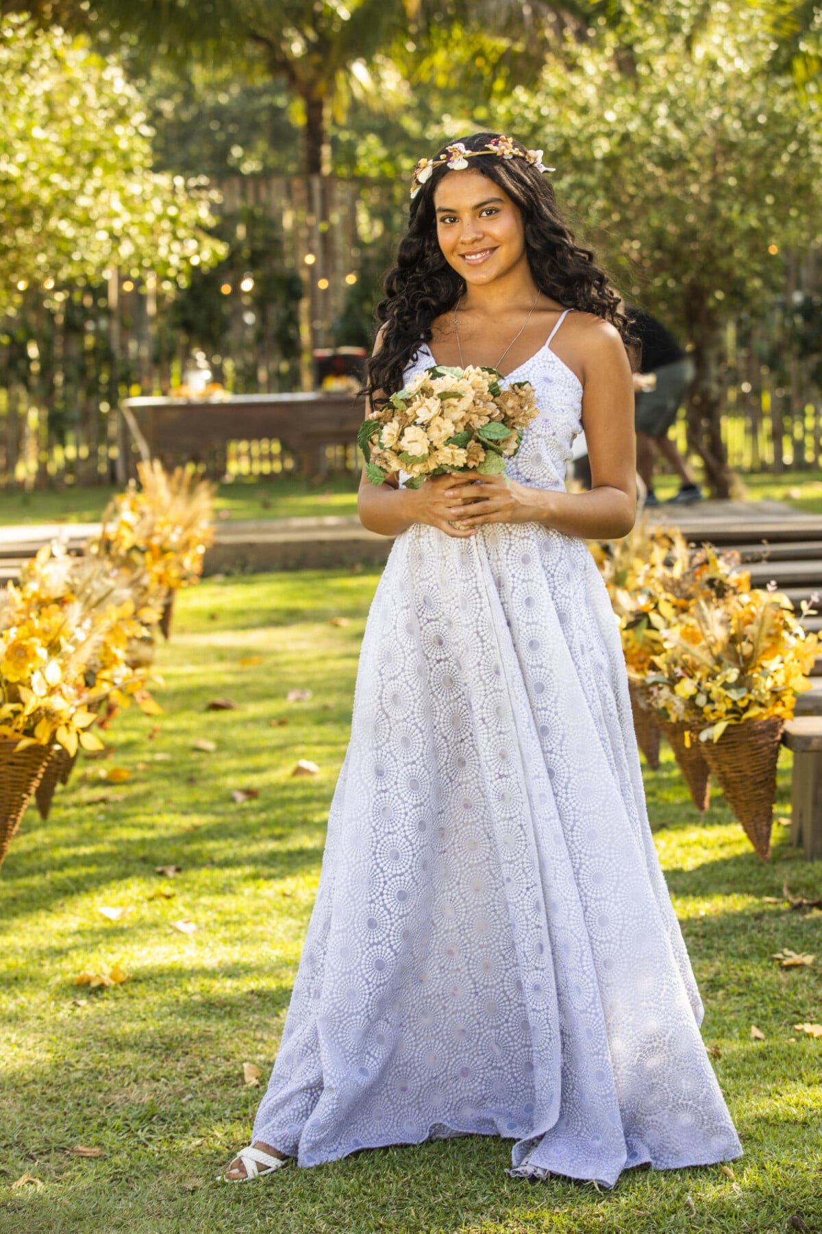 Descubra o Corte em Camadas Ideal para Noivas Cacheadas