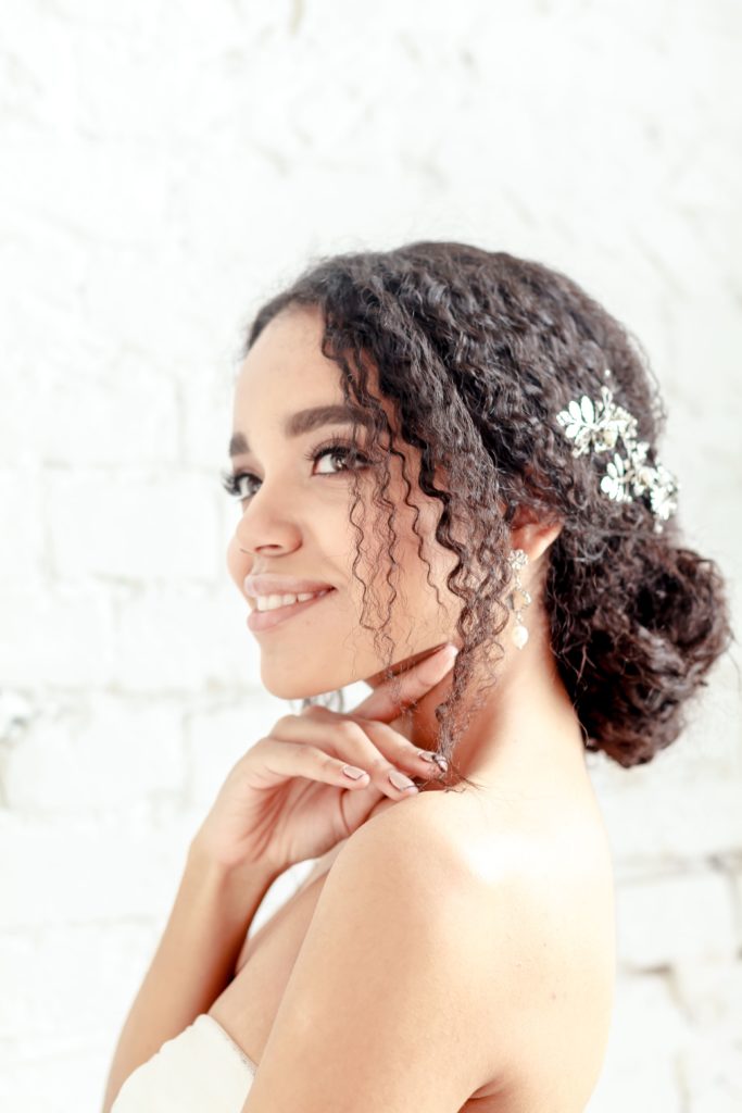 Guia Completo de Acessórios para Noivas Cacheadas