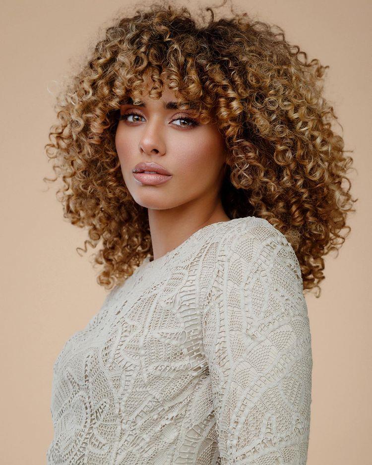 Os Melhores Cortes em Camadas para Cabelos Cacheados