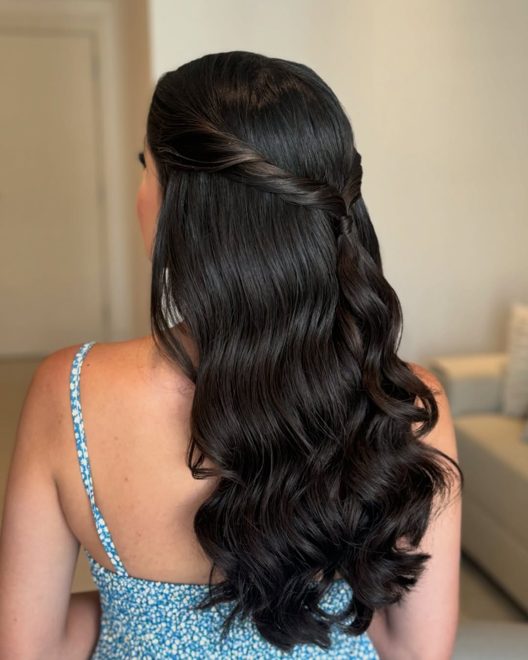 Coques e Tranças em Destaque; 3. Penteados para Cabelos Cacheados e Crespos: Valorize sua Textura Natural; 4. Guia Completo de Penteados para Festas e Eventos Formais; 5. Dicas Essenciais para a Fixação Perfeita do seu Penteado