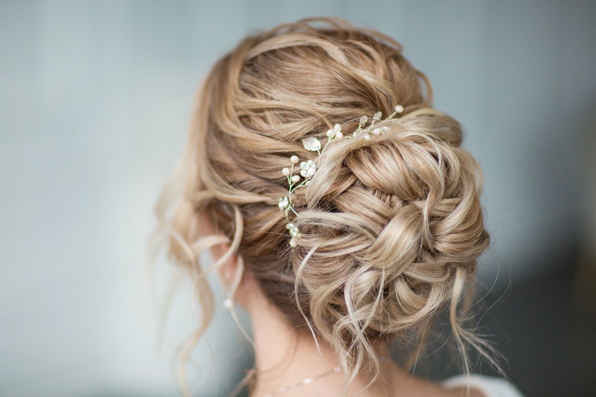 Coques e Tranças em Destaque; 3. Penteados para Cabelos Cacheados e Crespos: Valorize sua Textura Natural; 4. Guia Completo de Penteados para Festas e Eventos Formais; 5. Dicas Essenciais para a Fixação Perfeita do seu Penteado