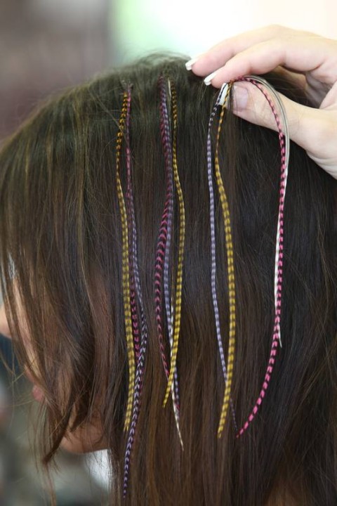 Guia Completo: Como Usar Penas no Cabelo em Diferentes Estilos