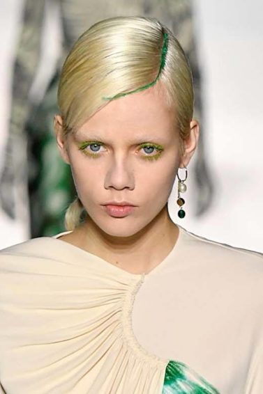 Guia Completo: Como Usar Penas no Cabelo em Diferentes Estilos