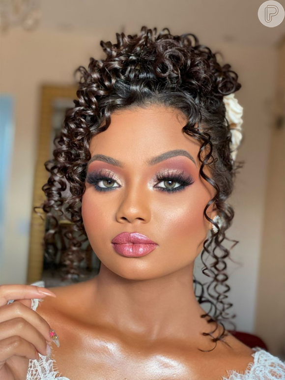 Penteados Rápidos para Cabelos Cacheados Curtos: Do Dia a Dia à Festa