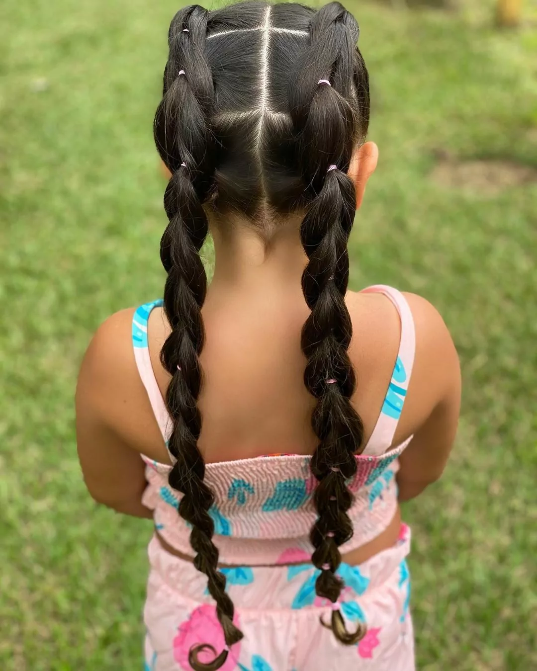penteado infantil cabelo cacheado com coque e trança