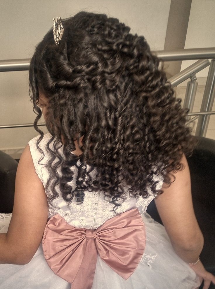 penteado de festa cabelo cacheado criança