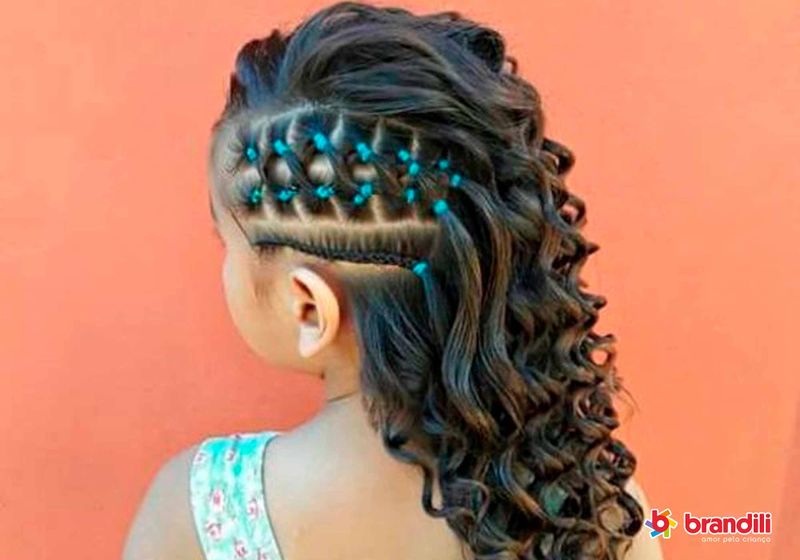 penteado infantil com trança cabelo cacheado