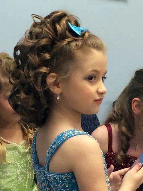 penteado infantil com coque cabelo cacheado
