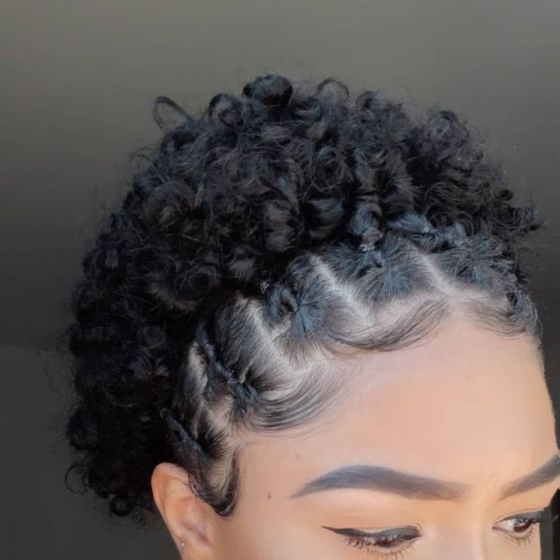 Guia Completo: Como Usar o Pente Garfo para Volume Perfeito em Cabelos Crespos Curtos