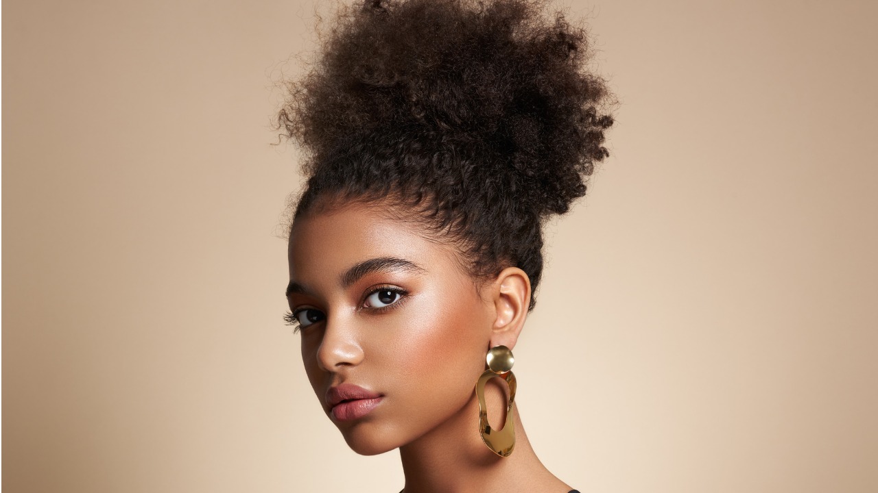 Penteados Rápidos para Cabelos Crespos Curtos: Do Dia a Dia ao Evento Especial