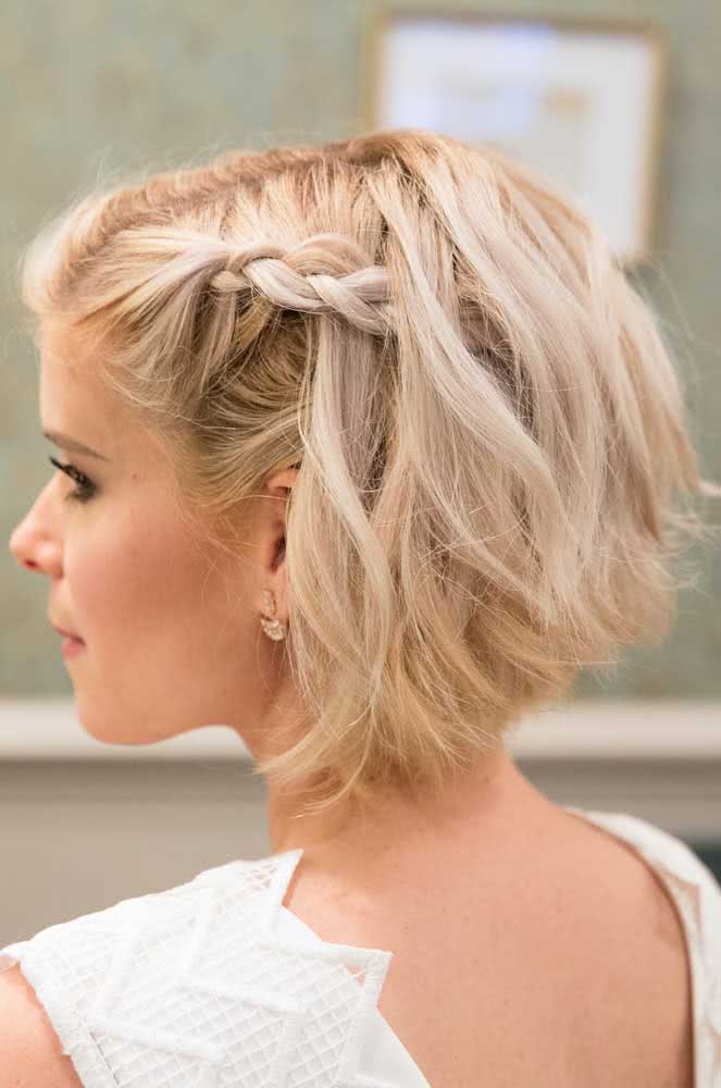 5 Penteados Rápidos e Estilosos para Cabelo Curto
Como Fazer o Penteado Durar o Dia Todo em Cabelos Curtos
Os Melhores Acessórios para Turbinar seu Penteado de Cabelo Curto
Trança Embutida Lateral: O Guia Completo para Cabelos Curtos
Do Clássico ao Moderno: Variações de Coques para Cabelo Curto