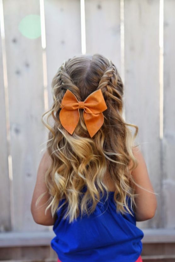 penteado com acessórios cabelo ondulado infantil