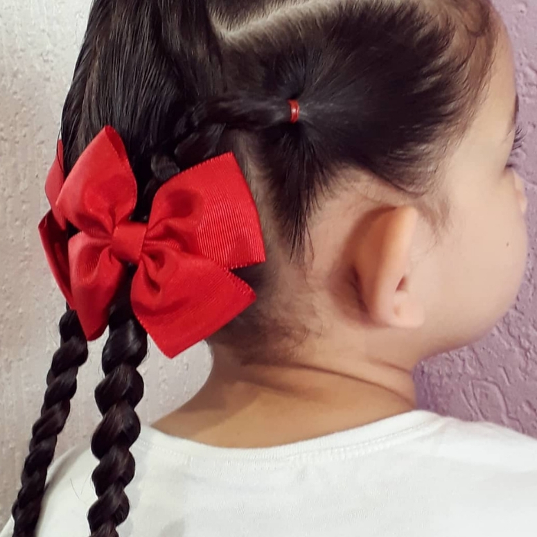 laço vermelho cabelo criança