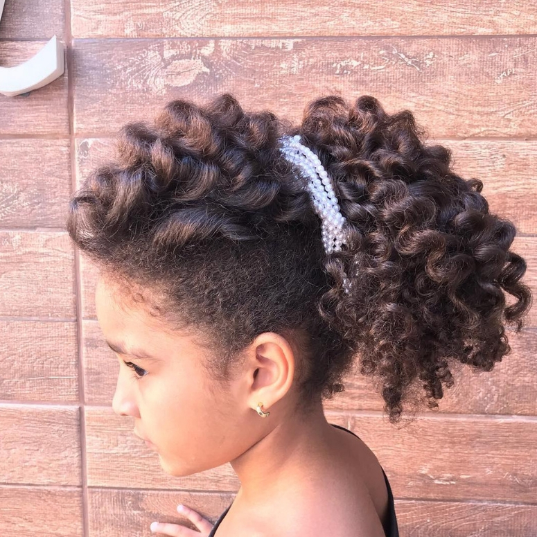 penteado infantil com topete cabelo cacheado