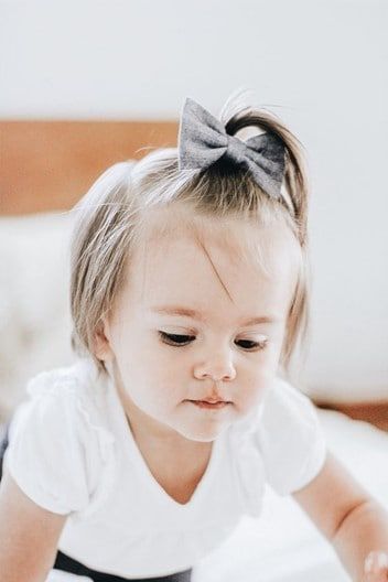 penteado infantil casamento com tiara e franja