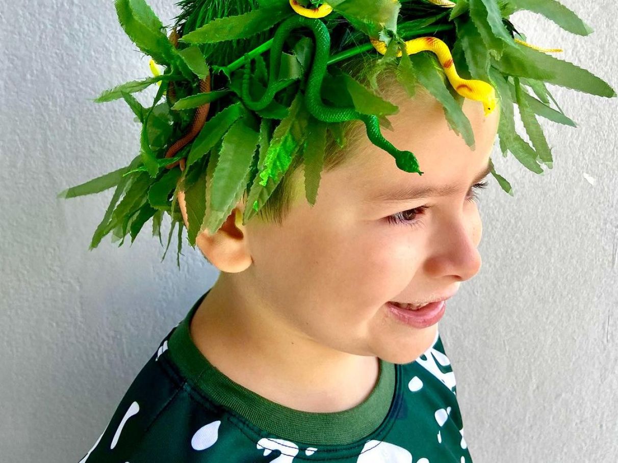 penteado infantil menino cabelo cacheado coque