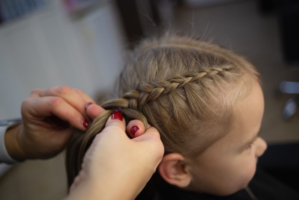 penteado infantil cabelo médio com acessórios