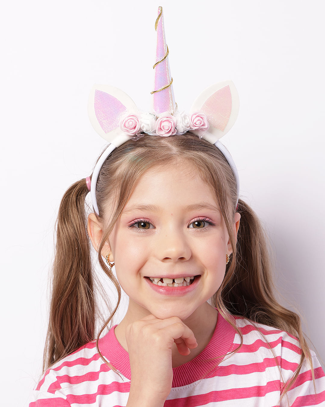 penteado de coque com tiara infantil