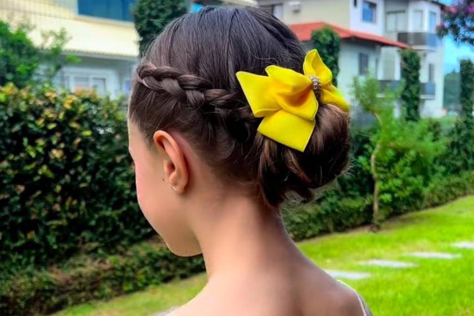 penteado infantil com acessórios cabelo médio