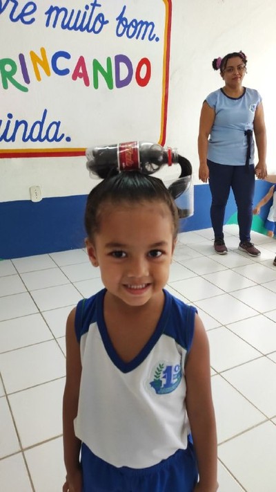 penteados fáceis para escola com elásticos coloridos