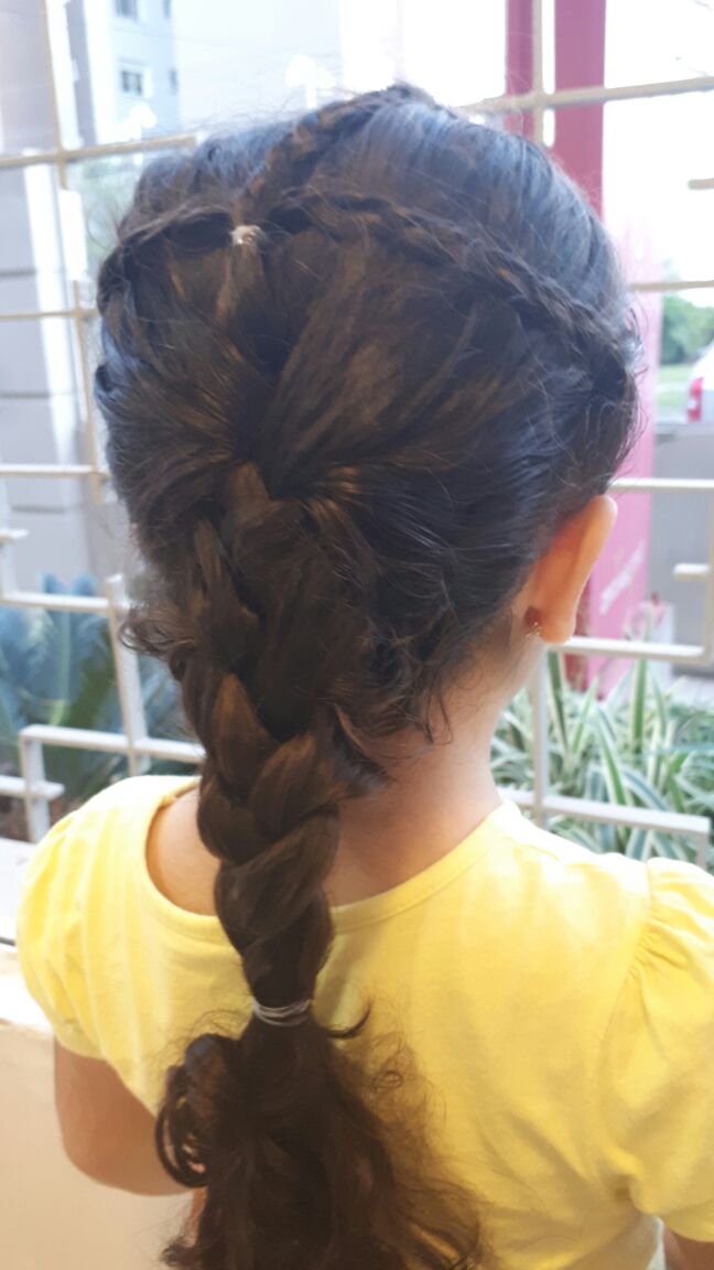 penteado infantil maria-chiquinha no topo