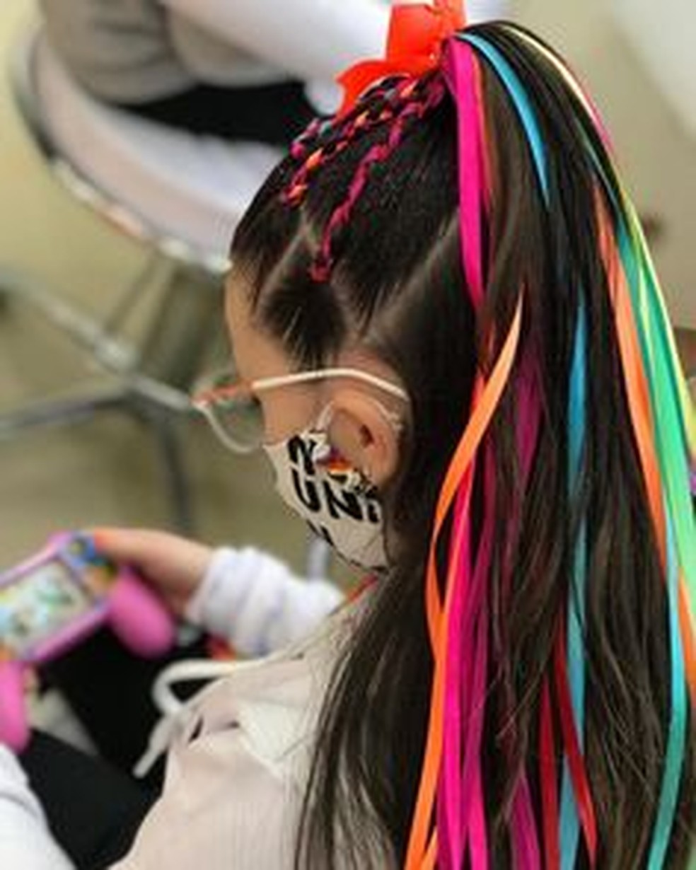 penteado infantil rosa com spray