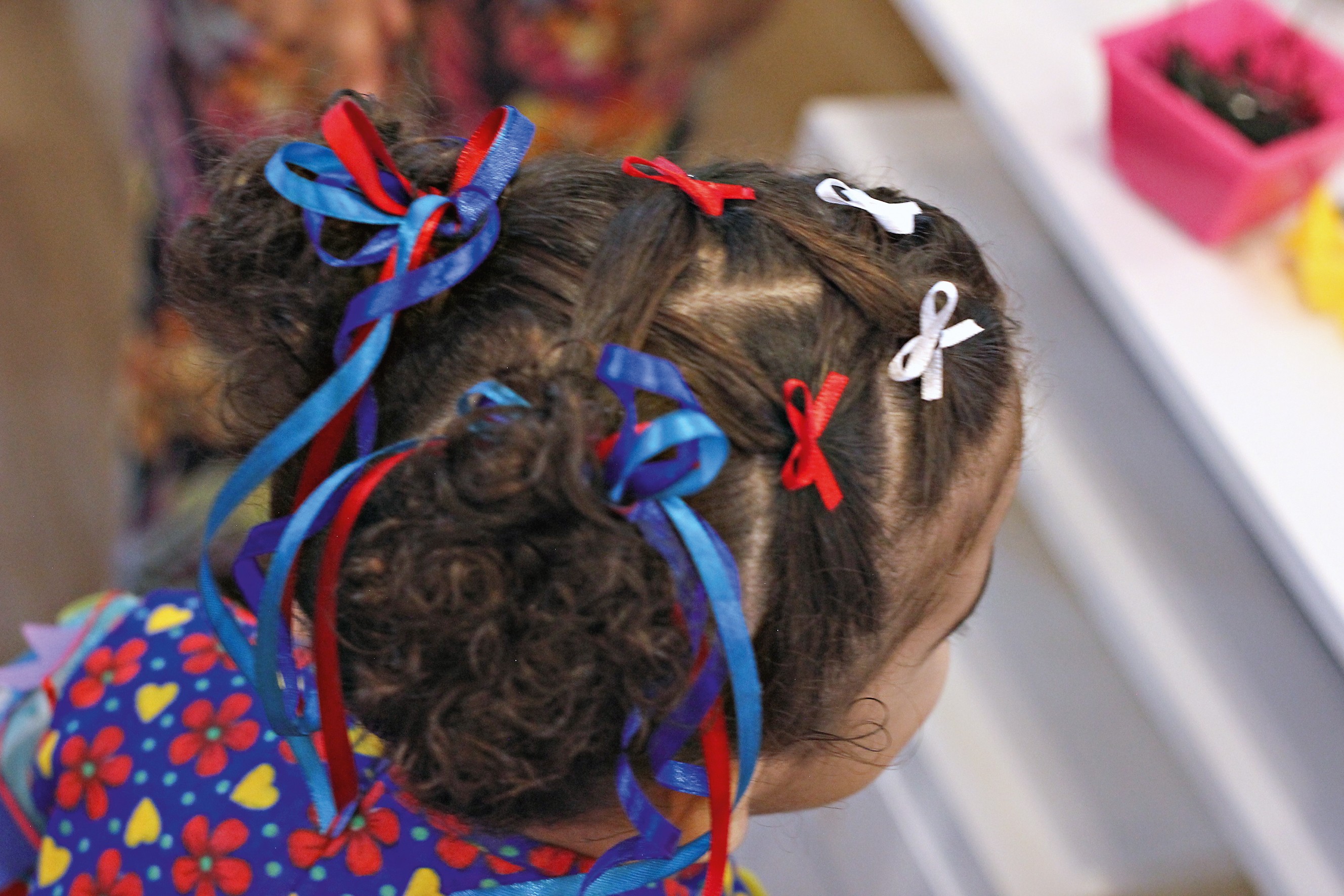 penteado junino infantil cabelo cacheado curto
