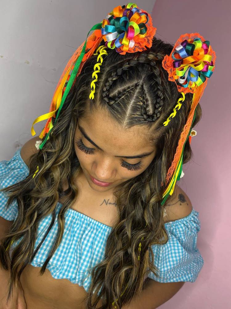 penteado junino com chapéu cabelo cacheado infantil