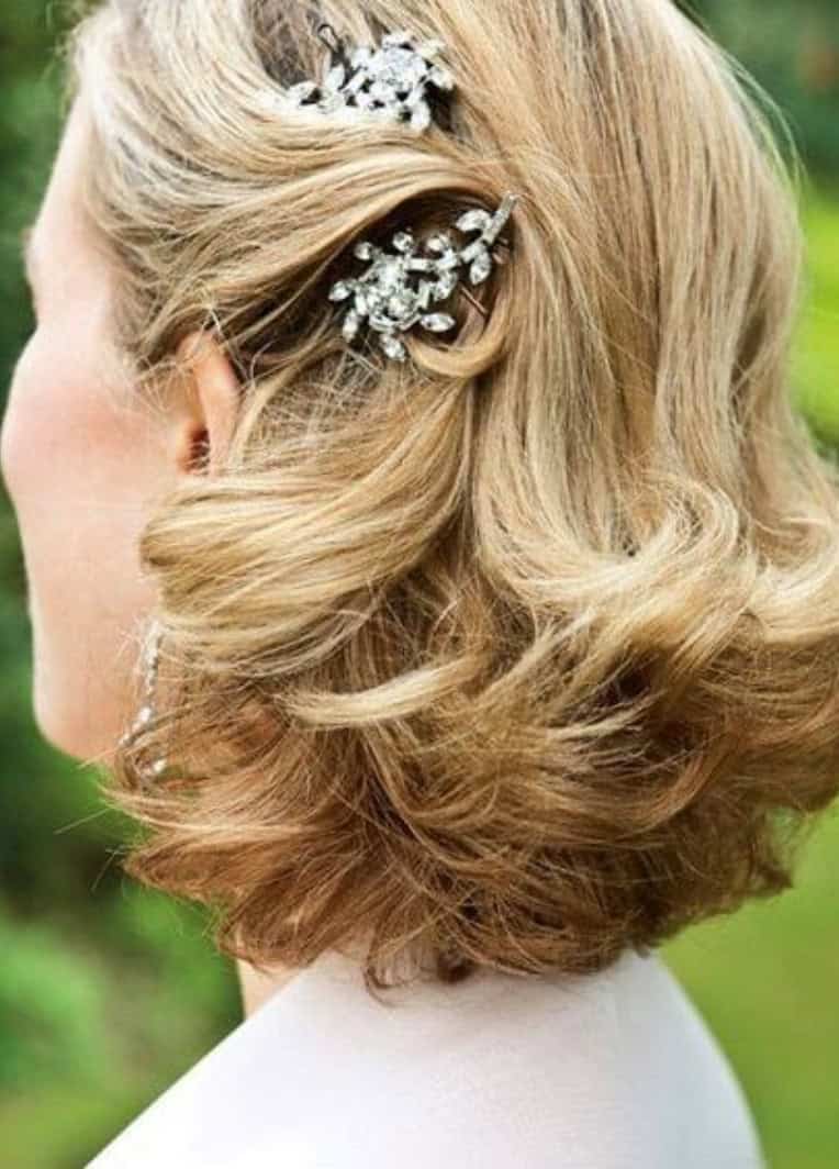 Coque baixo x Semi-preso: Qual o melhor para o cabelo médio da mãe da noiva?