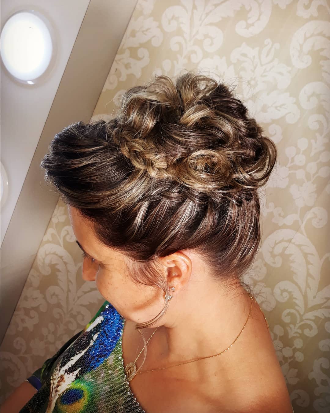 Dicas para dar volume ao cabelo médio em penteados de festa