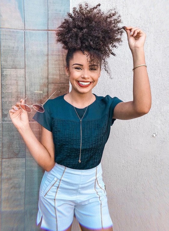 Como Escolher o Penteado Cacheado Perfeito para Afinar o Rosto no Casamento